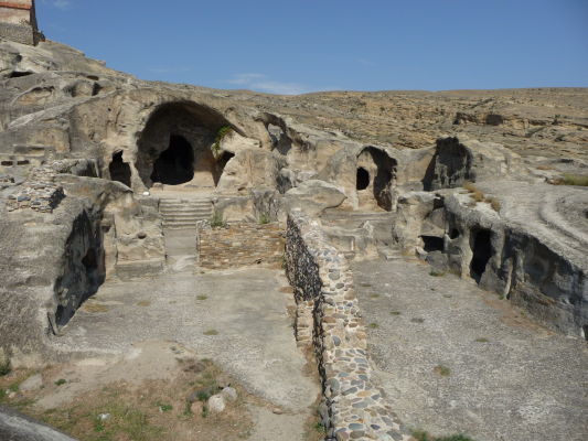 Zvyšky kamenného mesta Uplisciche - miestami je stále vidieť pôvodné budovy vytesané do skaly