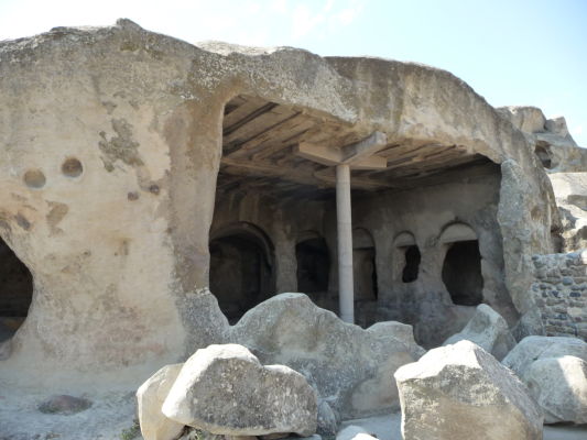 Zvyšky kamenného mesta Uplisciche - miestami je stále vidieť pôvodné budovy vytesané do skaly
