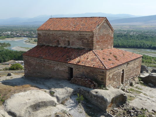 Ortodoxný kostolík na vrchole kamenného mesta Uplisciche