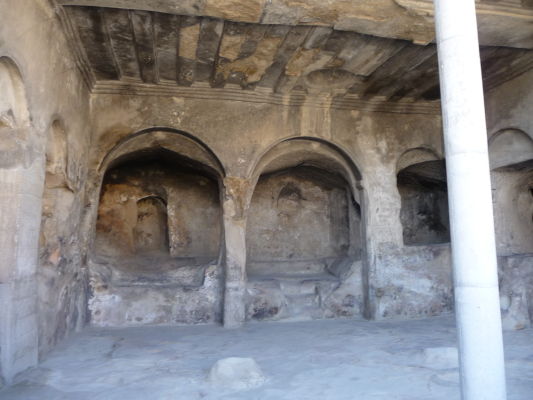 Zvyšky kamenného mesta Uplisciche - v niektorých miestnostiach je možné vidieť výklenky, ktoré slúžili náboženským účelom