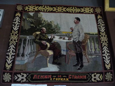 Stalin stojaci, Lenin sediaci