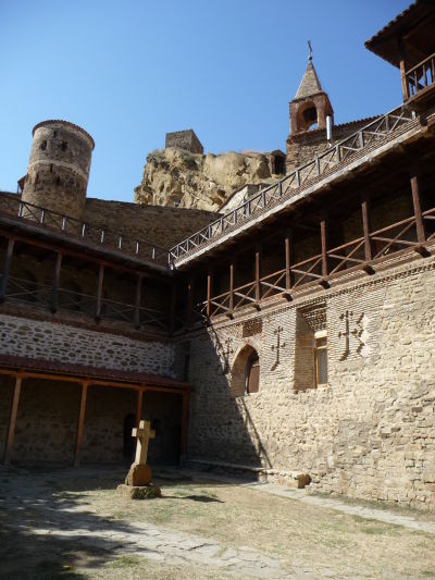 Nádvorie a nová časť kláštora Davida Garedžu v Gruzínsku