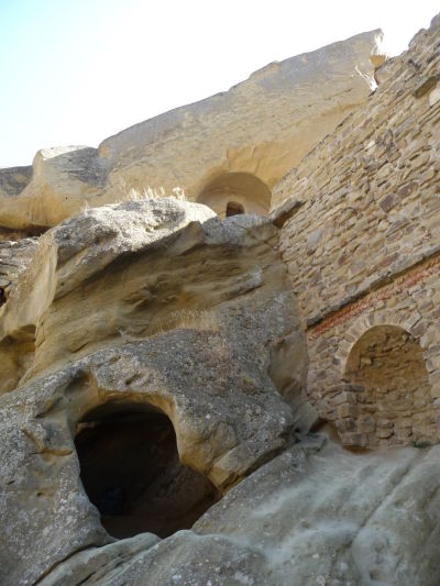 Staré cely v skalách kláštora Davida Garedžu v Gruzínsku