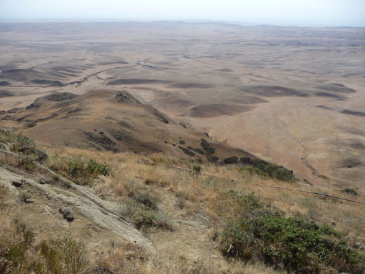 Pohľad na druhú stranu za kopcom nad kláštorom Davida Garedžu - táto vyprahnutá zem tiahnuca sa do diaľky už patrí Azerbajdžanu