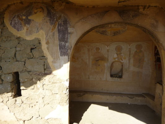 Svätyňa s pozostatkami fresiek v kláštore Davida Garedžu