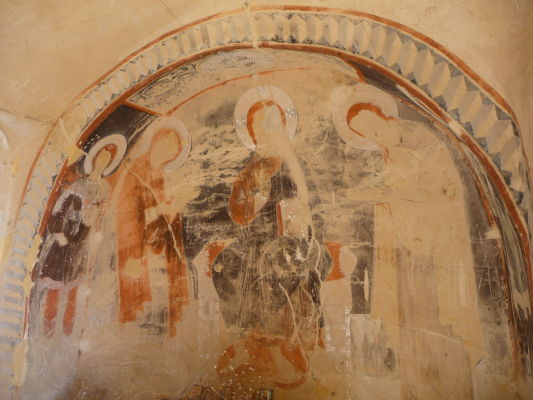 Svätyňa s pozostatkami fresiek v kláštore Davida Garedžu - Všetci svätí majú zmazané tváre