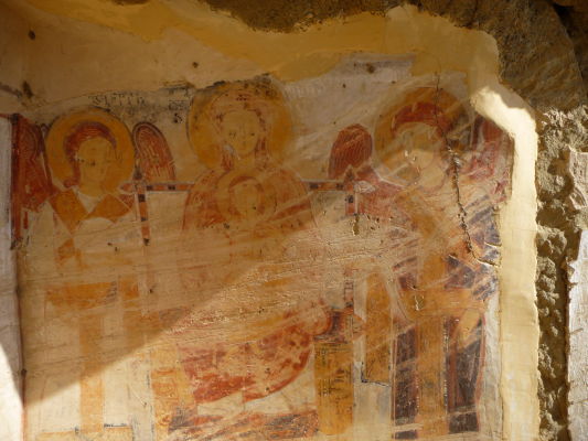 Svätyňa s pozostatkami fresiek v kláštore Davida Garedžu