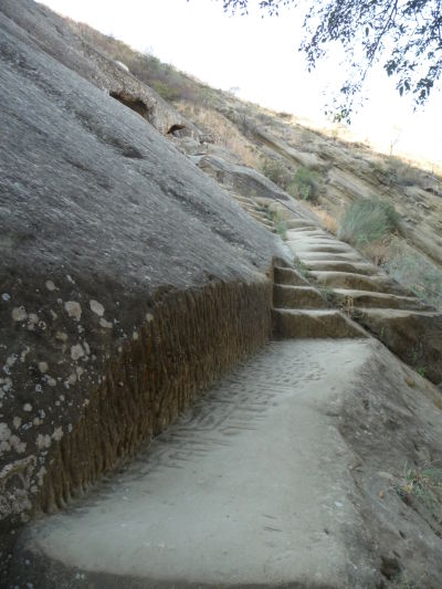Jedna zo svätýň vyhĺbená v skalách kláštora Davida Garedžu - Táto však nie je prístupná turistom