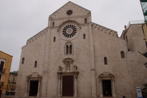 Strohá románska fasáda Katedrály San Sabino