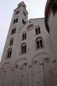 Katedrála je postavená z bieleho vápenca typického pre Bari