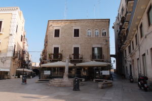 Námestie Piazza Mercantile s reštauráciami