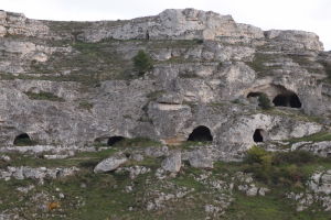 Náprotivný kopec s jaskynnými obydliami