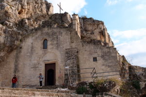 Sasso Caveoso a vstup do chrámu Santa Maria de Idris a San Giovanni in Monterrone