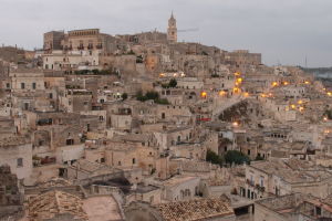 Výhľad na Materu z terasy na Piazza Giovanni Pascoli