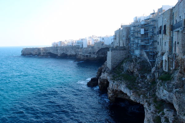 Útesy nad Jadranským morom s bielymi domčekmi - typická panoráma mestečka Polignano a Mare