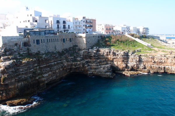 Útesy nad Jadranským morom s bielymi domčekmi - typická panoráma mestečka Polignano a Mare