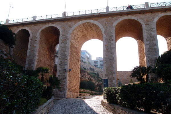 Most z 19. storočia postavený za vlády Bourbonovcov v Polignane a Mare a pretínajúci vyschnuté koryto riečky Lama Monachile