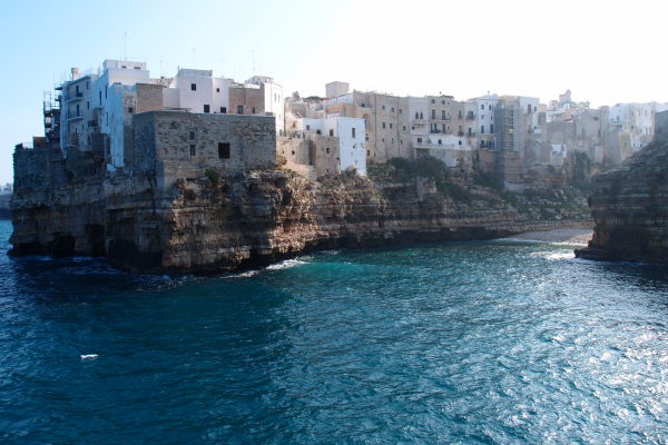 Útesy nad Jadranským morom s bielymi domčekmi - typická panoráma mestečka Polignano a Mare