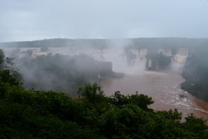 Vodopády Iguazú z brazílskej strany - často sa zdvihne opar vody rozprášenej dopadom, ktorý na chvíľu vodopád zahalí
