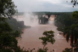 Vodopády Iguazú z brazílskej strany - často sa zdvihne opar vody rozprášenej dopadom, ktorý na chvíľu vodopád zahalí