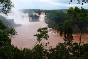 Vodopády Iguazú z brazílskej strany - rieka Iguazú je sfarbená na červeno kvôli pôde uvoľnenej pri dažďoch