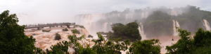 Vodopády Iguazú z brazílskej strany - mostík pre turistov - Panoramický pohľad