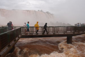 Vodopády Iguazú z brazílskej strany - mostík pre turistov