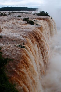 Vodopády Iguazú z brazílskej strany - V bezprostrednej blízkosti vodopádu