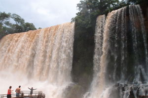 Vodopády Iguazú si v Argentíne môžu turisti užiť pekne zblízka