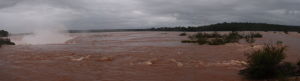 Panoráma rieky Iguazú tesne predtým, ako sa voda vrhne do Diablovho hrdla (vľavo)