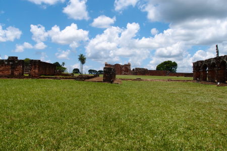 Ruiny jezuitskej misie Trinidad - Ubytovacie zariadenia pre Indiánov, vzadu hlavný kostol