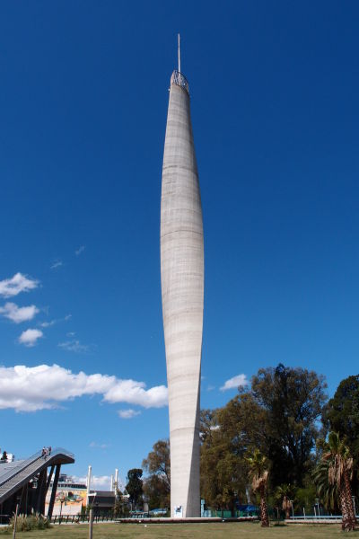 Maják dvestoročnice v Córdobe - postavený v roku 2011 je tretím najvyšším majákom na svete