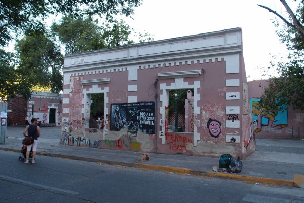Graffiti na budovách v štvrti Güemes v Córdobe