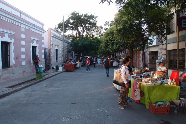 Stánky s remeselníckymi výrobkami v štvrti Güemes v Córdobe