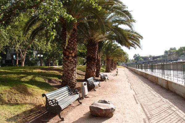 Promenáda pri rieke Mapocho v Santiagu de Chile