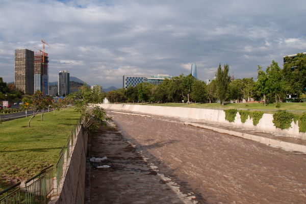 Promenáda pri rieke Mapocho v Santiagu de Chile