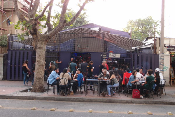 Ulica Pio Nono v štvrti Bellavista v Santiago de Chile - je lemovaná klubmi a barmi a plná stolov s popíjajúcimi ľudmi