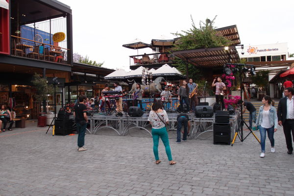 Ulica Pio Nono v štvrti Bellavista v Santiago de Chile - jedno z nádvorí s lepšími reštauráciami a koncertným pódiom