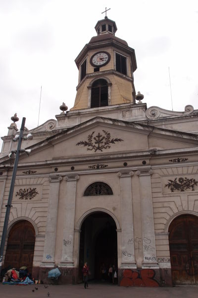 Františkánsky chrám a kláštor (Recoleta Franciscana) v bezprostrednom susedstve tržnice Vega v Santiagu de Chile