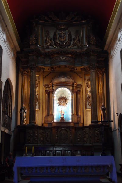 Františkánsky chrám a kláštor (Recoleta Franciscana) v bezprostrednom susedstve tržnice Vega v Santiagu de Chile