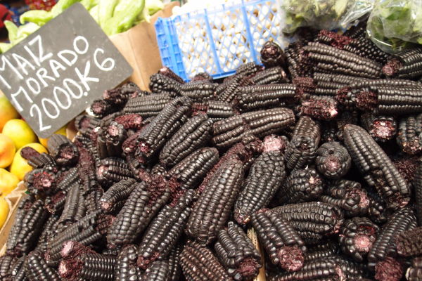 La Vega - najväčšia mestská tržnica v Santiagu de Chile - zaujímavosťou je čierna kukurica, typická pre túto oblasť Južnej Ameriky