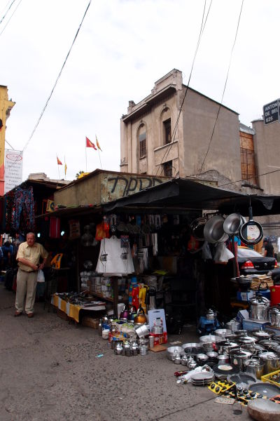 Stánky stoja i v okolitých uličkách La Vegy - najväčšej mestskej tržnice v Santiagu de Chile