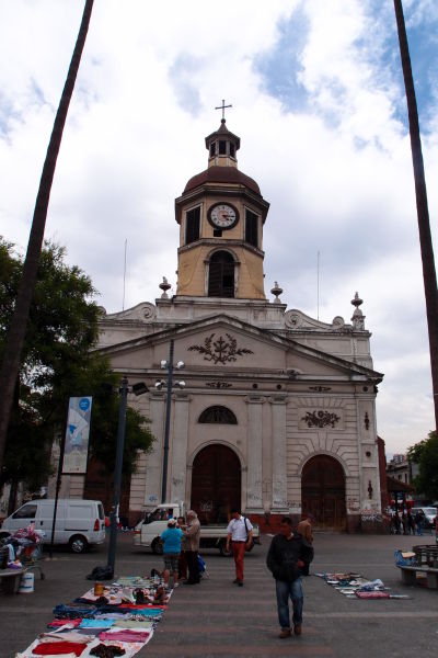 Františkánsky chrám a kláštor Recoleta Franciscana, bezprostredne vedľa mestskej tržnice La Vega