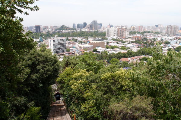 Výhľad na Santiago z lanovky na San Cristóbal