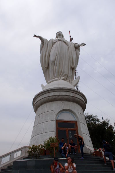 Socha Panny Márie na kopci San Cristóbal v Santiagu
