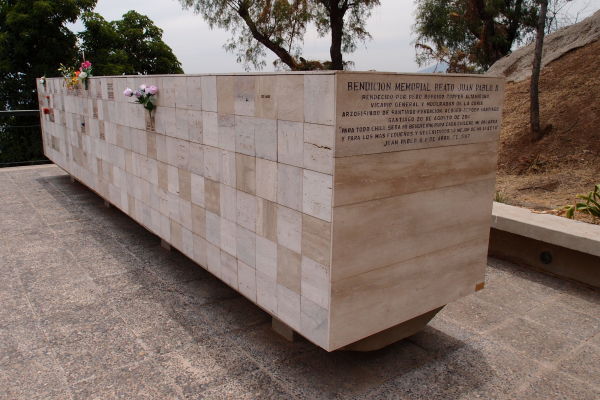 Pamätník pripomínajúci návštevu pápeža Jána Pavla II. na kopci San Cristóbal v Santiagu