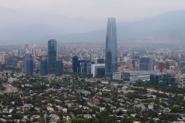Výhľad z kopca San Cristóbal v Santiagu - Gran Torre Santiago, najvyšší mrakodrap v Južnej Amerike