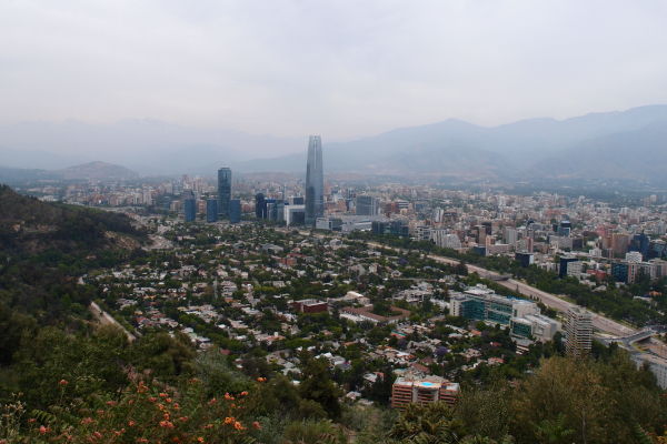 Výhľad z kopca San Cristóbal v Santiagu - Gran Torre Santiago, najvyšší mrakodrap v Južnej Amerike