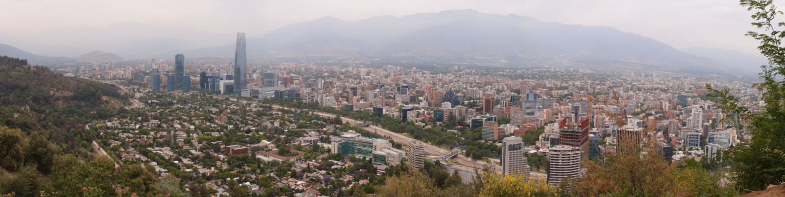 Výhľad z kopca San Cristóbal v Santiagu - Gran Torre Santiago, najvyšší mrakodrap v Južnej Amerike