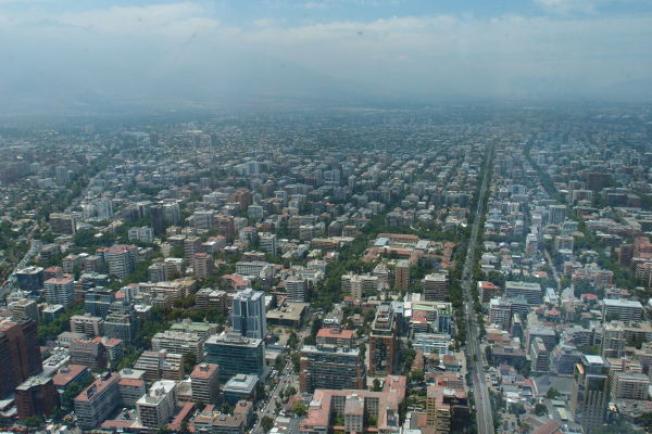 Výhľad na Santiago de Chile z Gran Torre - najvyššej budovy v Južnej Amerike